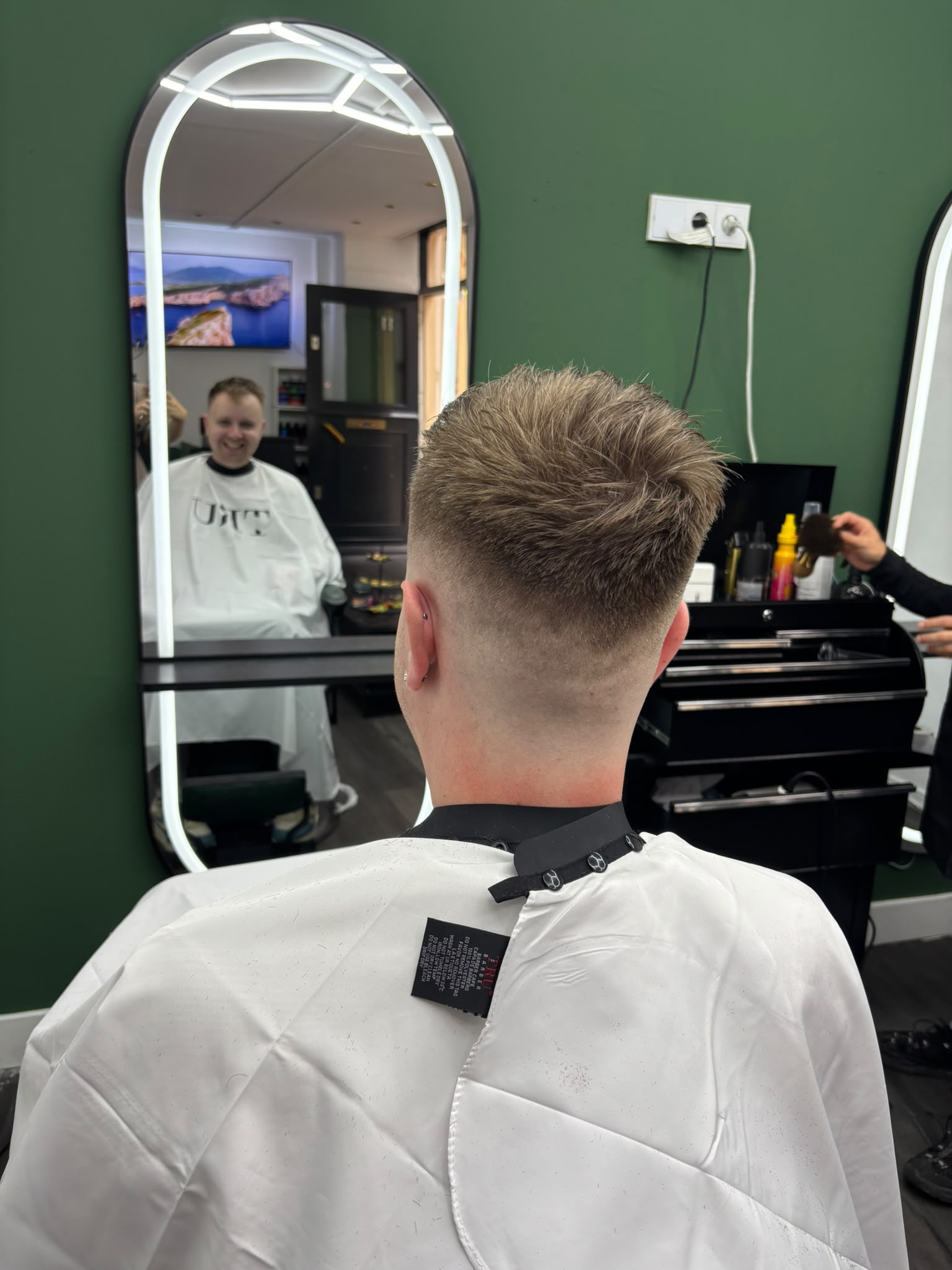 Verse fade in de studio, met de groene muur en verlichte spiegel